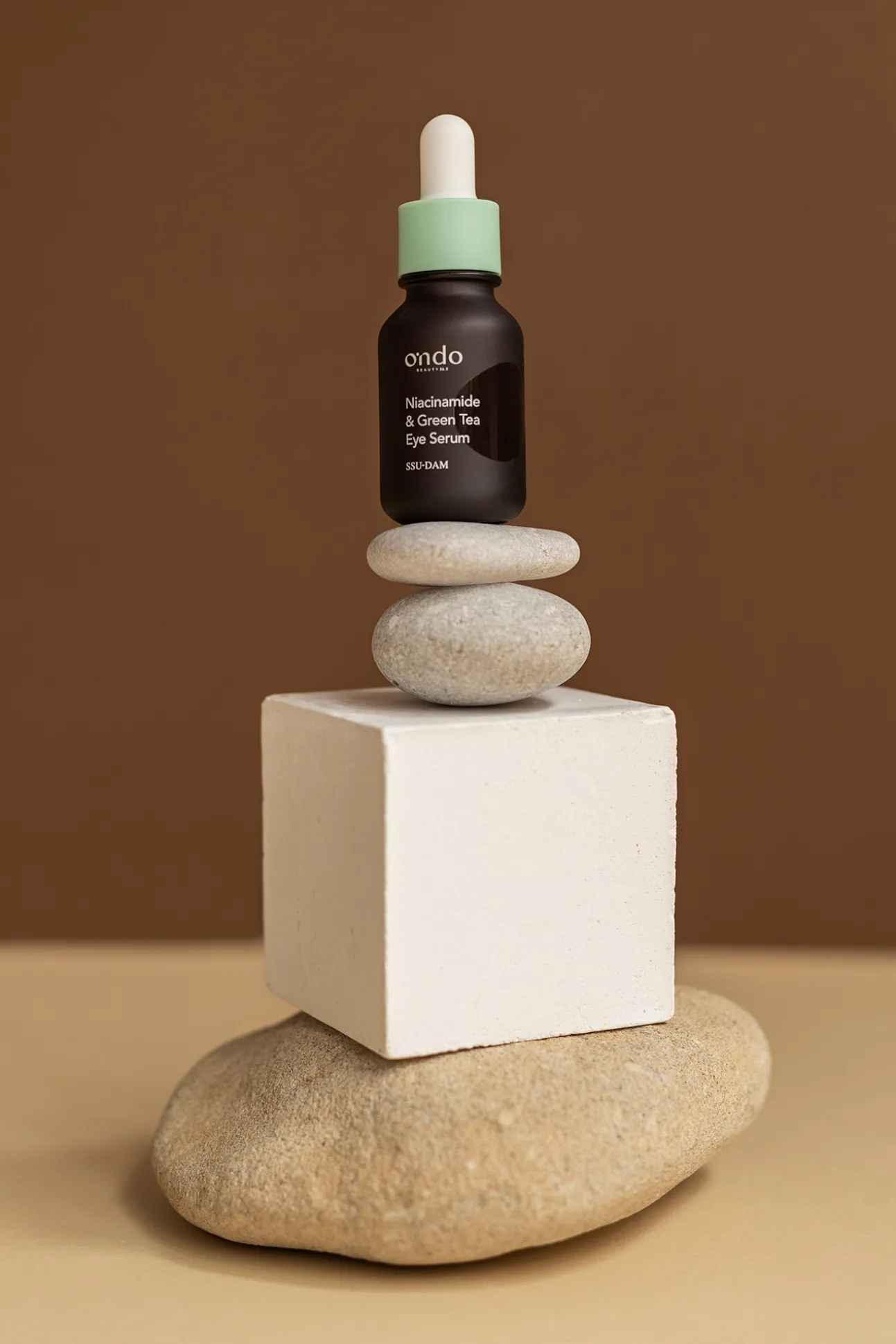 Sérum con niacidamina para el contorno de ojos