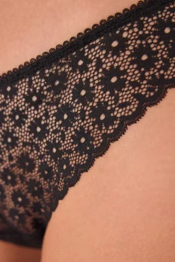 Tanga encaje floral negro