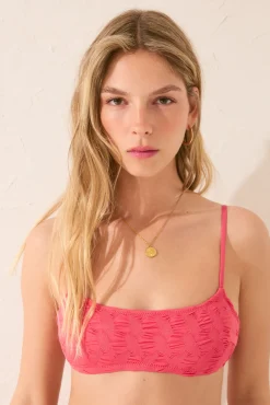 Top bikini triangular textura geométrica coral