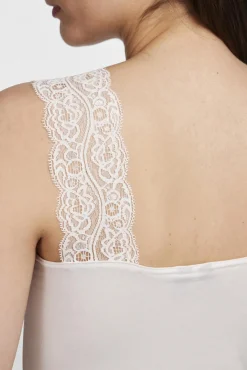 Top con detalle de encaje
