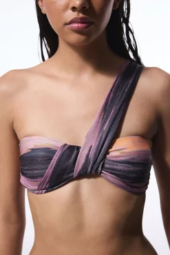 Top de bikini asimétrico brillo