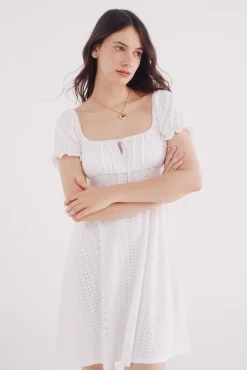 Vestido corto bordado suizo
