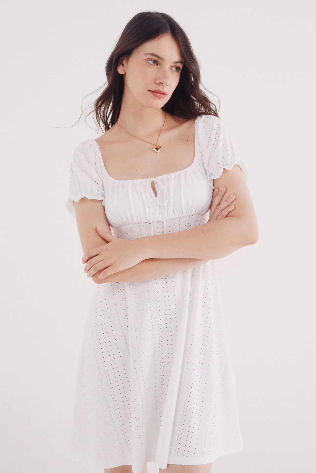 Vestido corto bordado suizo