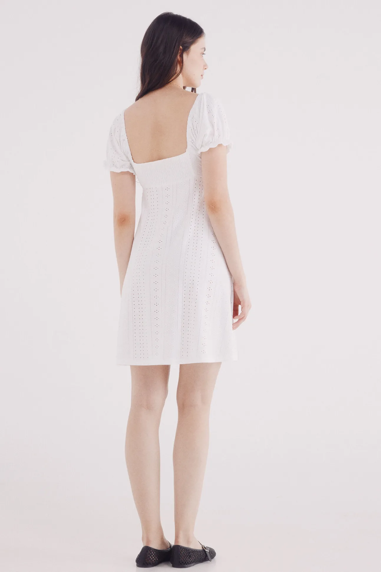 Vestido corto bordado suizo