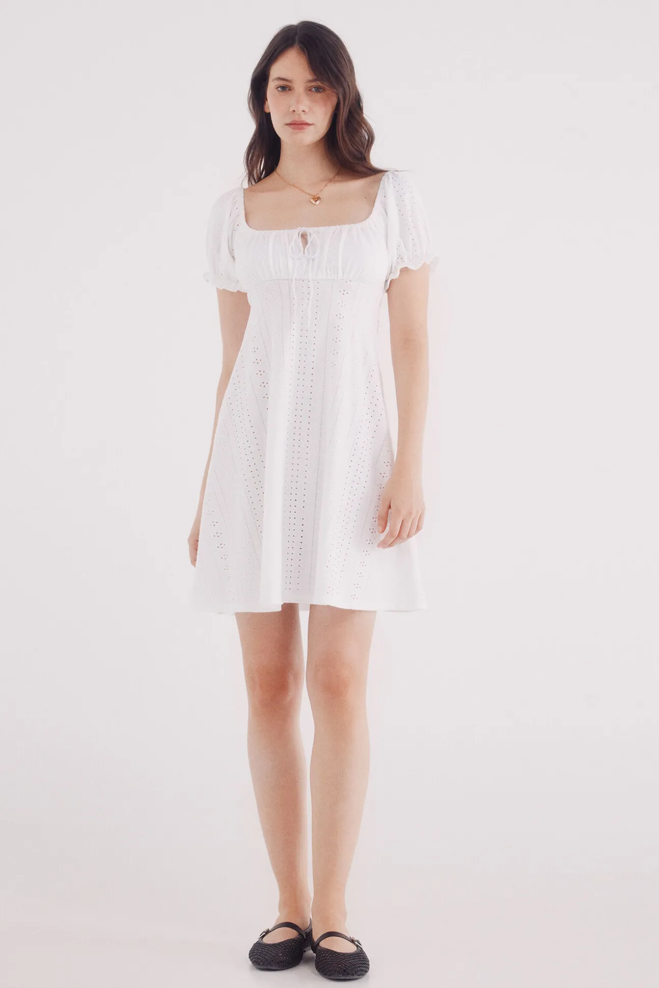 Vestido corto bordado suizo