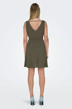Vestido corto de tirantes anchos