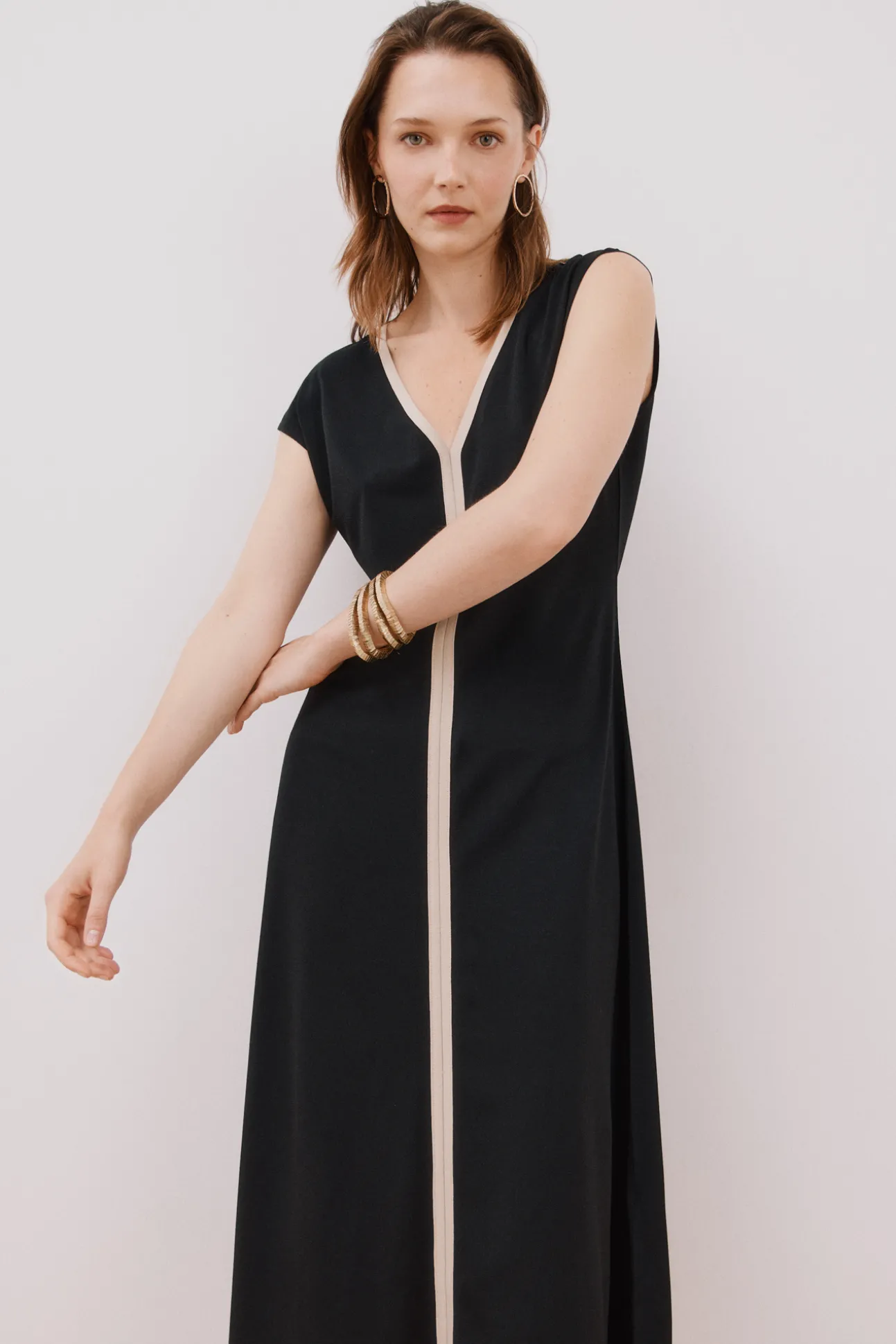 Vestido escote pico contraste