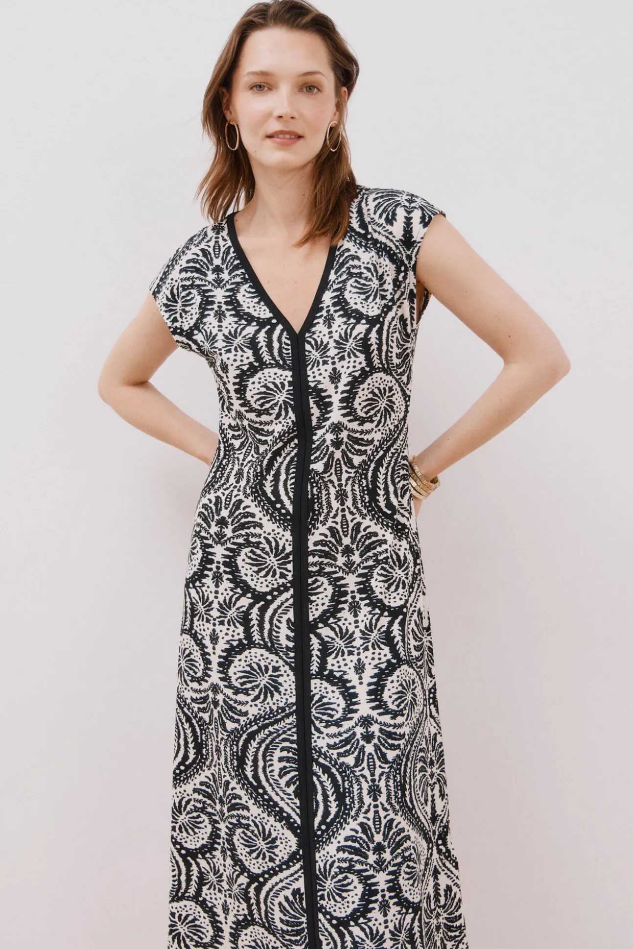 Vestido escote pico contraste