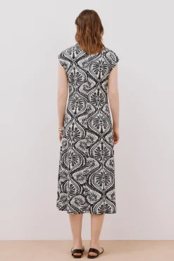 Vestido escote pico contraste