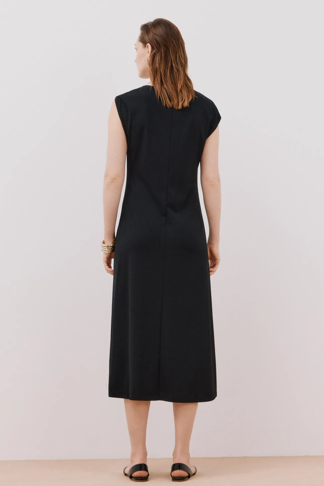 Vestido escote pico contraste