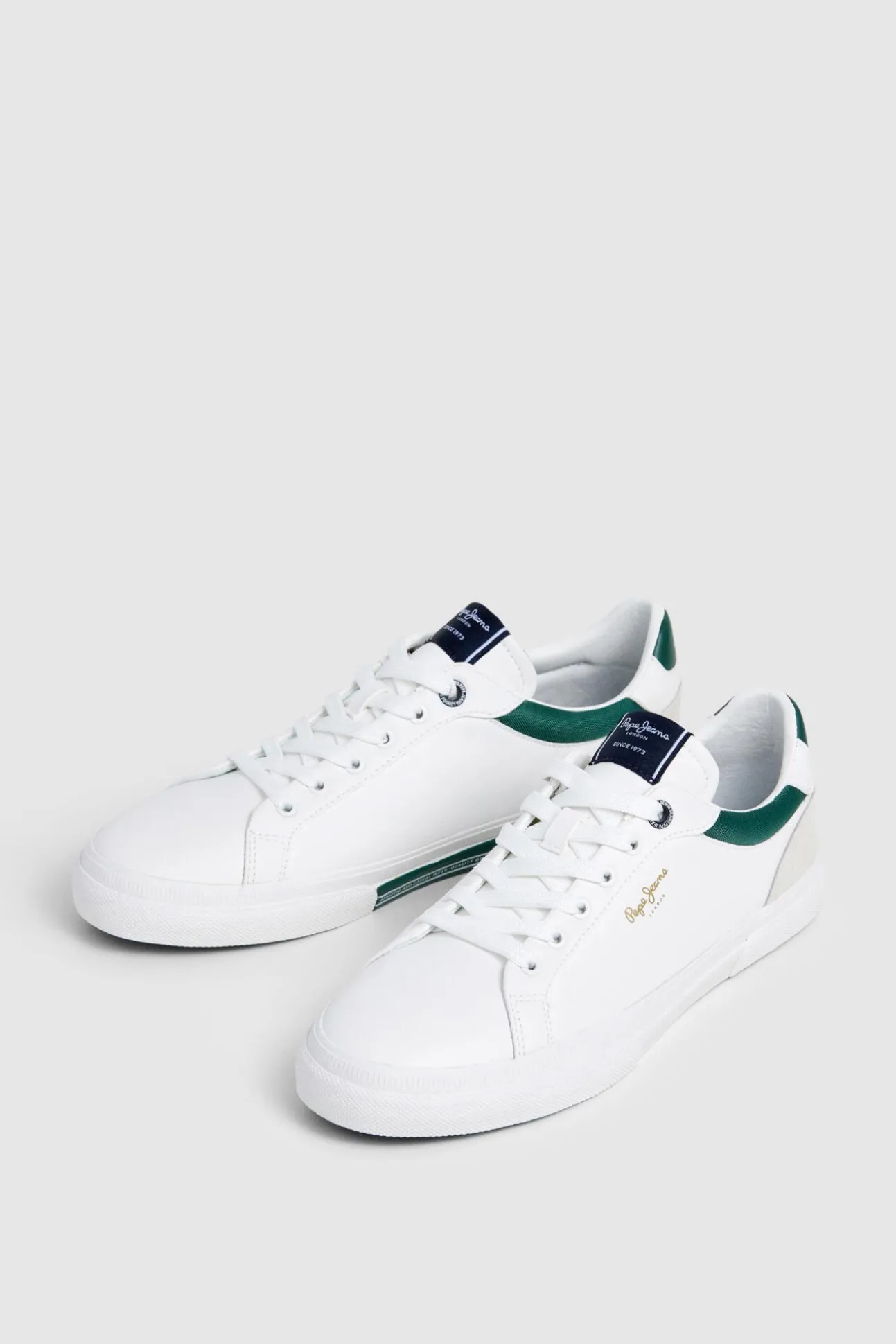 Zapatillas Clásicas Con Detalles En Ante