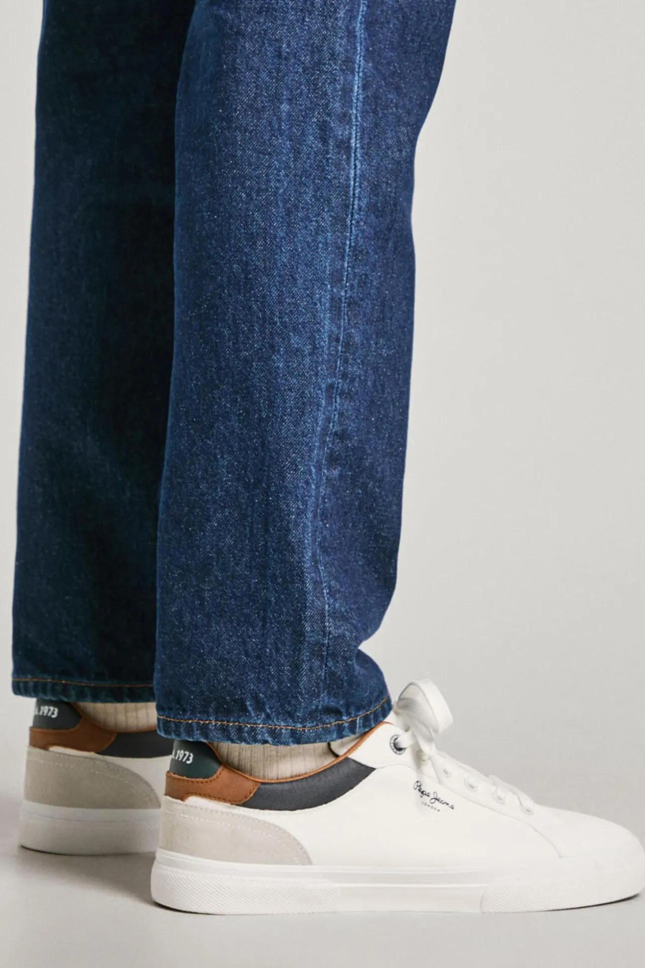 Zapatillas Clásicas Con Detalles En Ante