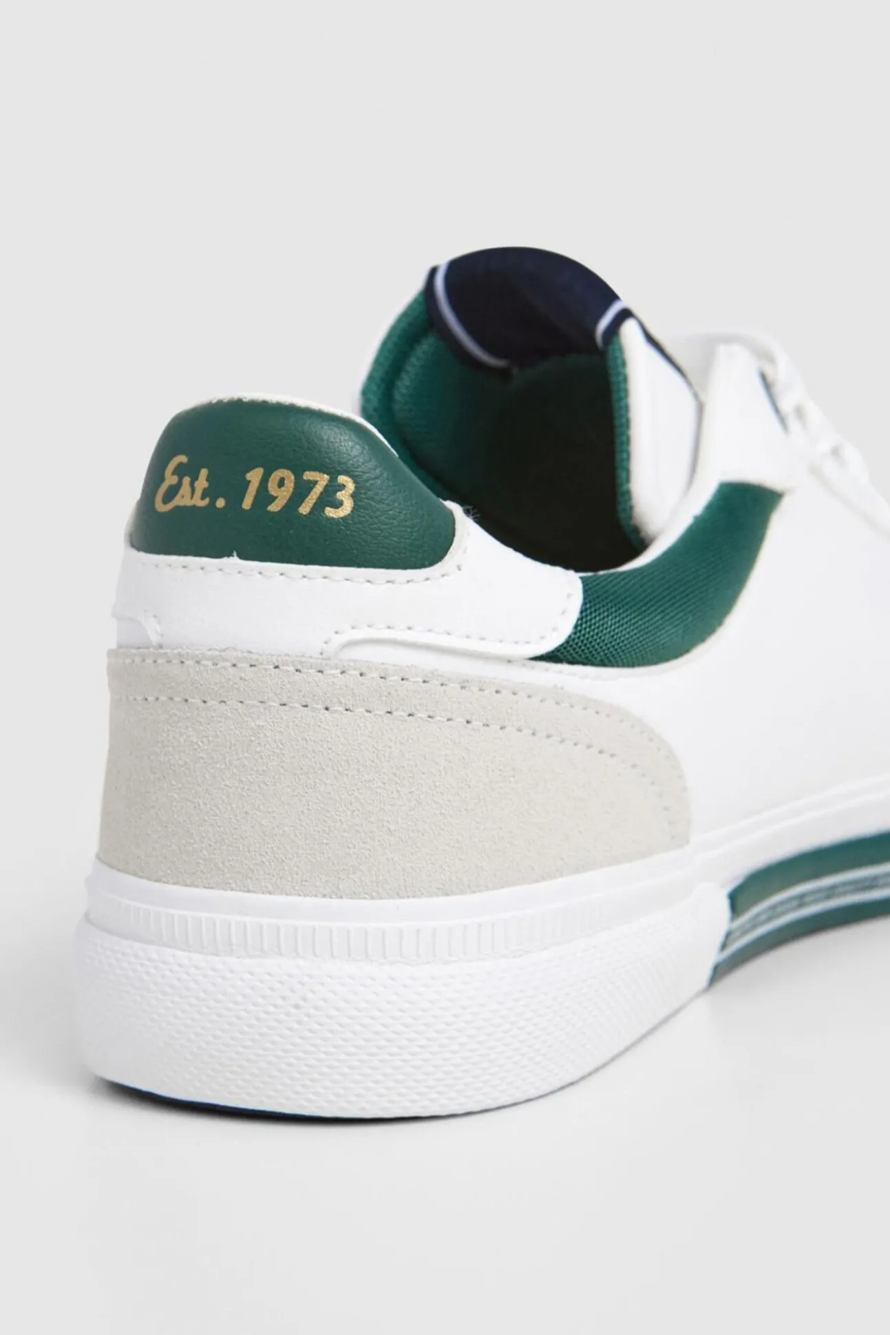 Zapatillas Clásicas Con Detalles En Ante