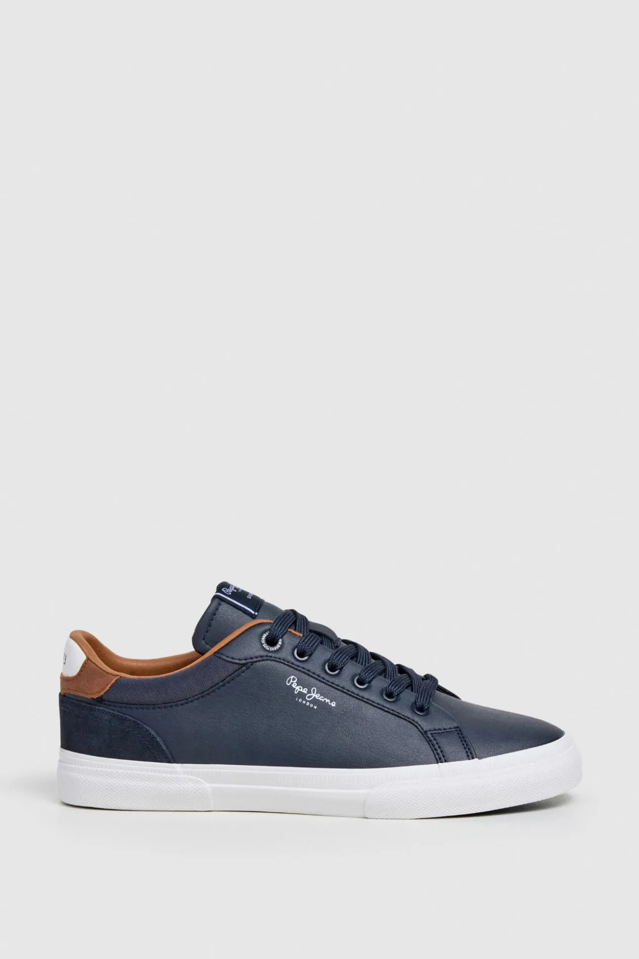 Zapatillas Clásicas Con Detalles En Ante