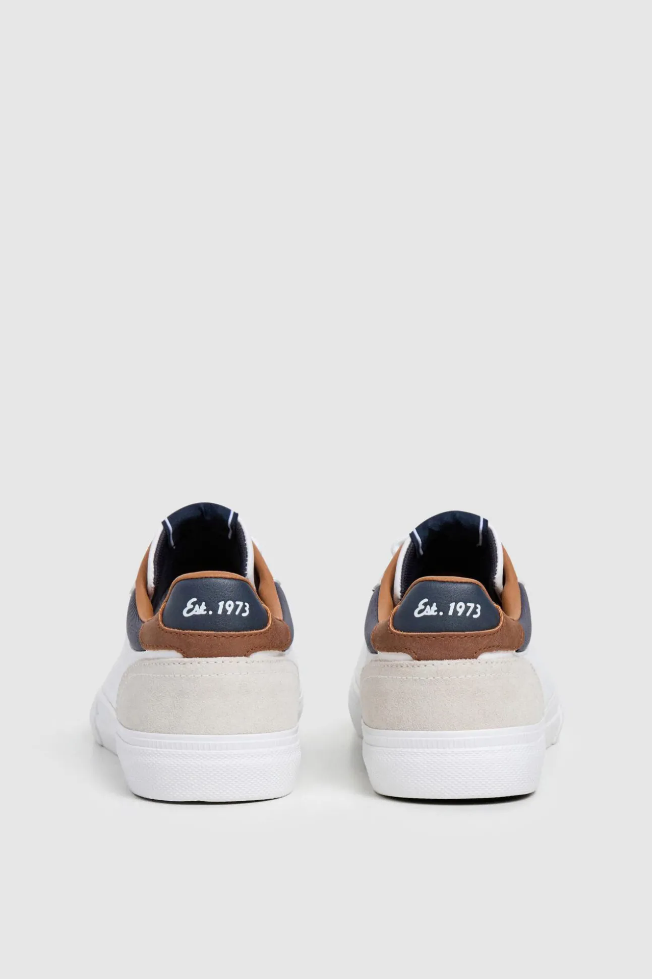 Zapatillas Clásicas Con Detalles En Ante