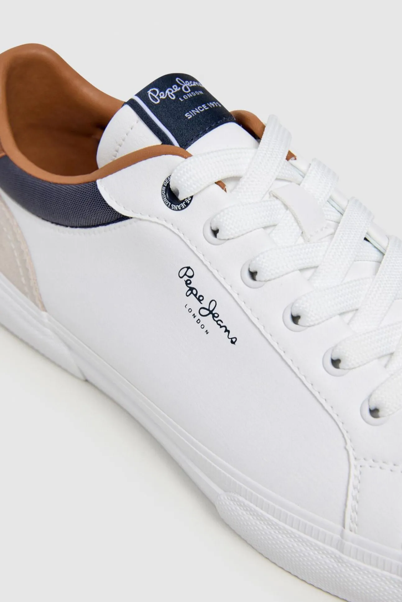 Zapatillas Clásicas Con Detalles En Ante