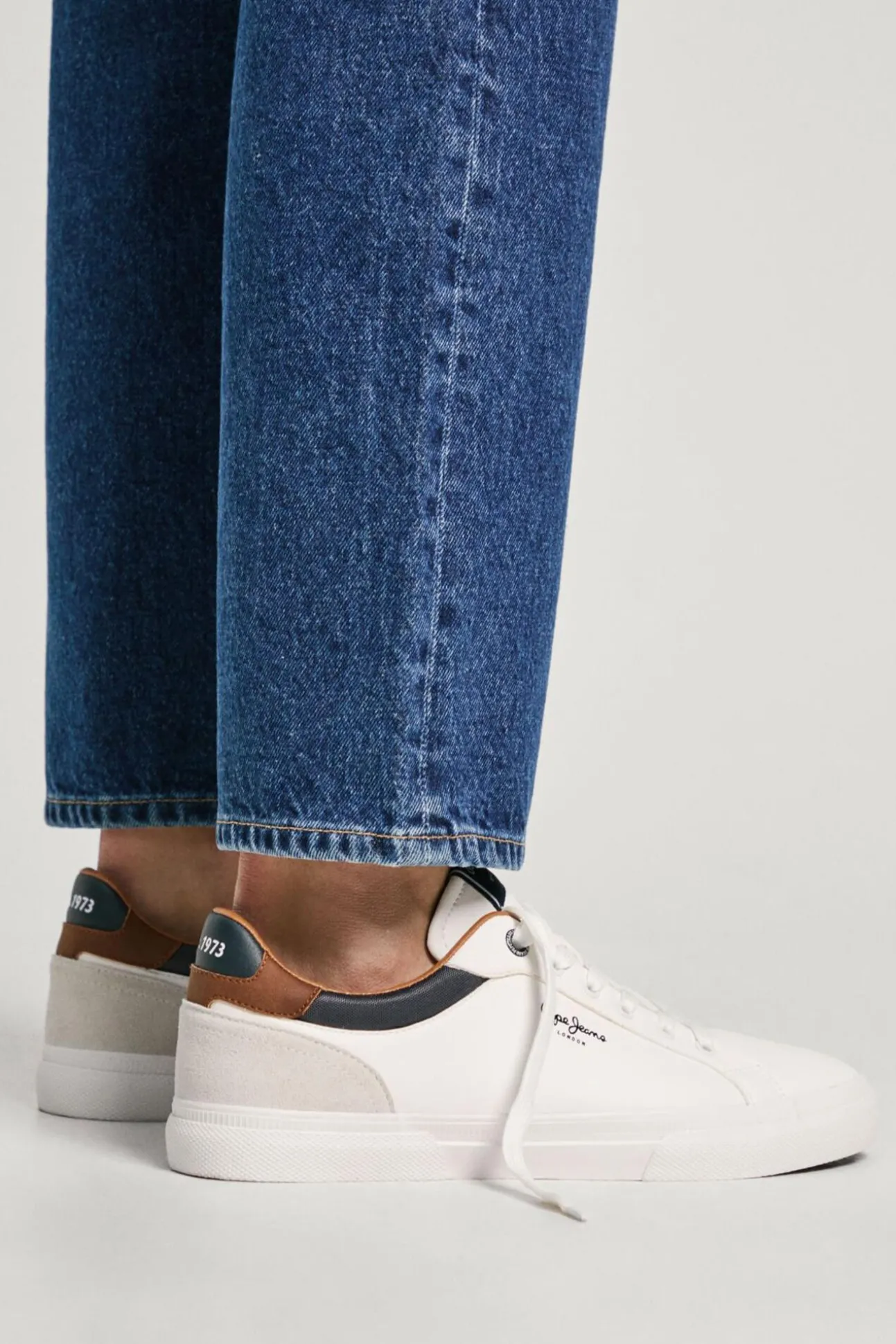 Zapatillas Clásicas Con Detalles En Ante