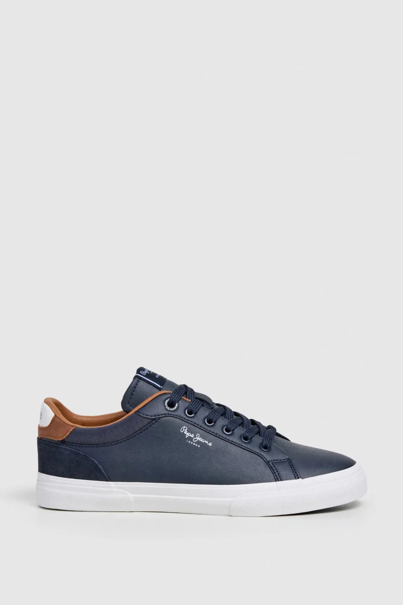 Zapatillas Clásicas Con Detalles En Ante