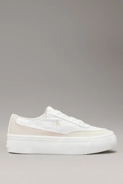 Zapatillas con plataforma y logo.